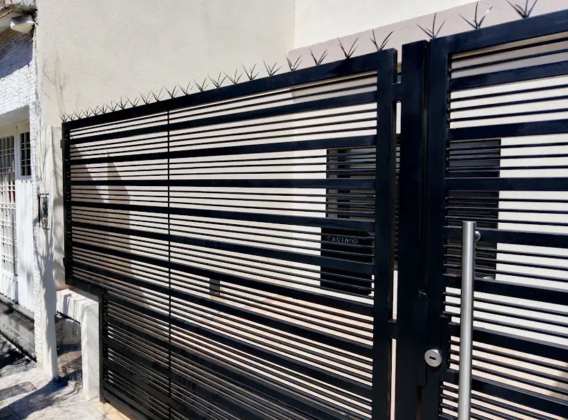 Portón terminado con detalle de rejas