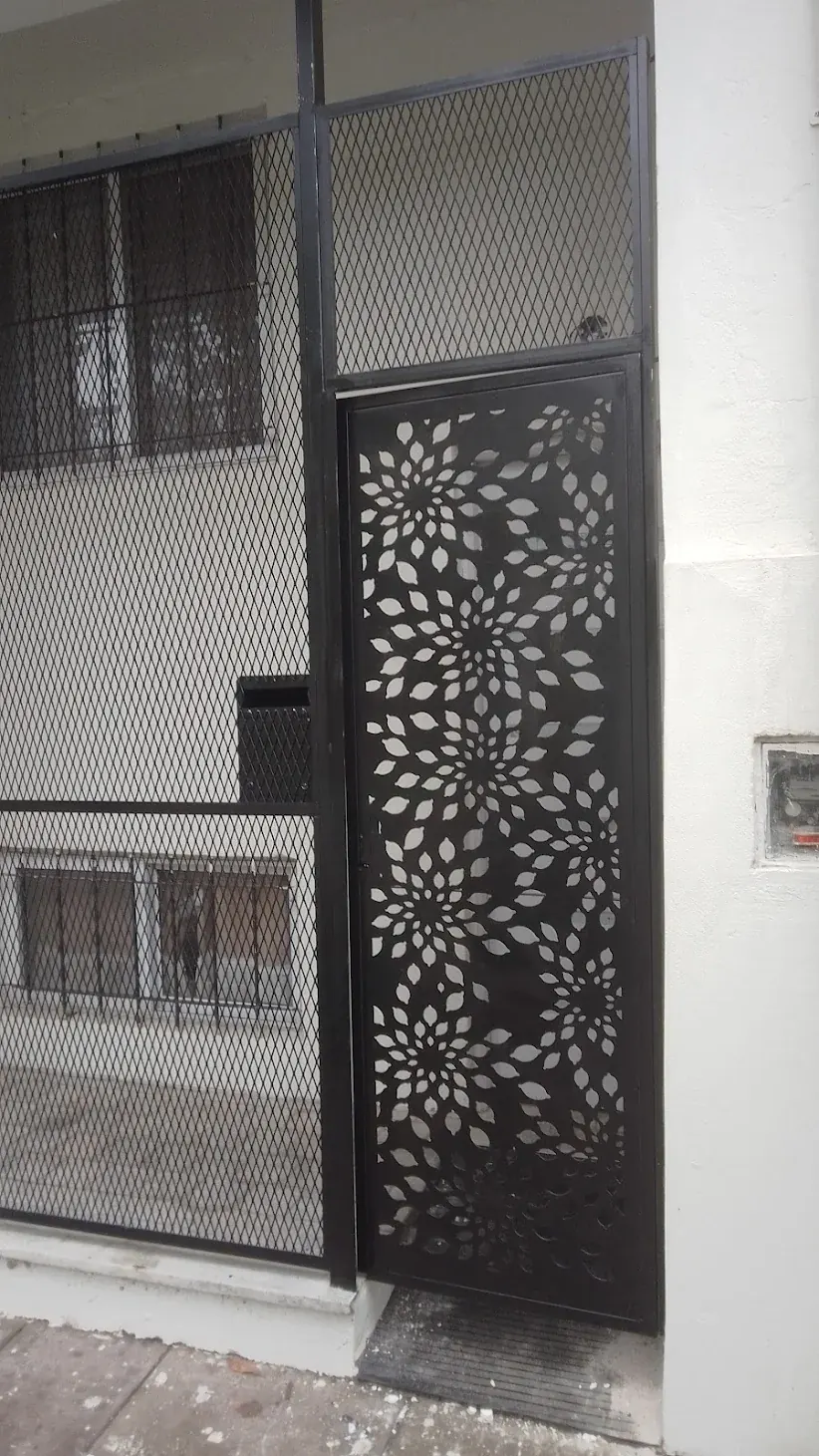 Puerta decorativa con diseño calado