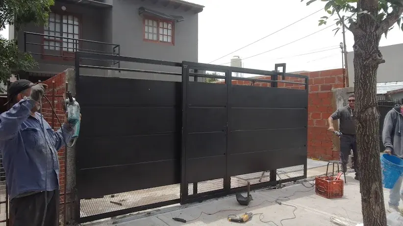 Terminación y pintura de portón corredizo